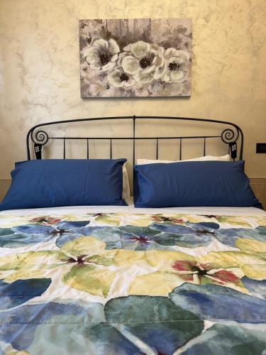 a bedroom with a bed with a floral bedspread at The Fruit House in Cascina