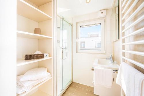 a bathroom with a shower and a sink at Floatinghouse Milan - LP9 in Vetschau