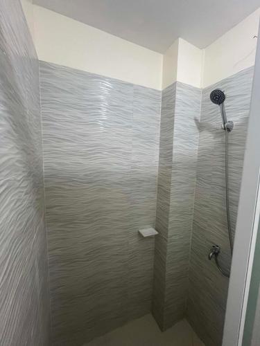 a shower with a glass door in a bathroom at Hidalgo Lodge in Santa Ana