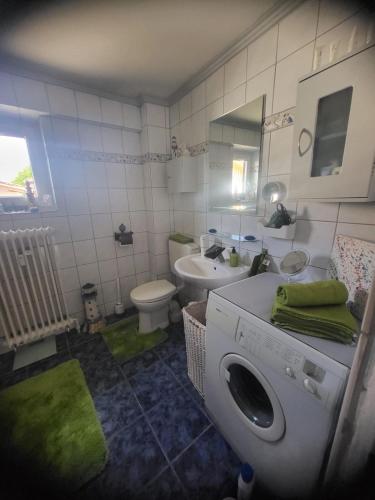 a bathroom with a washing machine and a sink at Über den Dächern von Furth im Wald in Furth im Wald