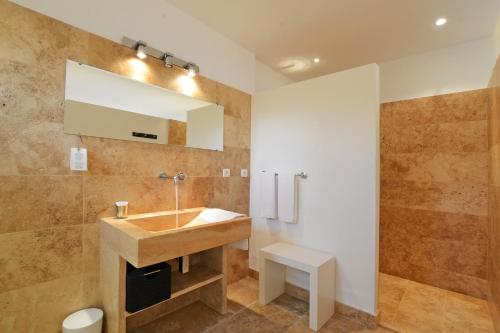 uma casa de banho com um lavatório e um espelho em Chambres d'Hôtes Bianca Casa em Porto-Vecchio