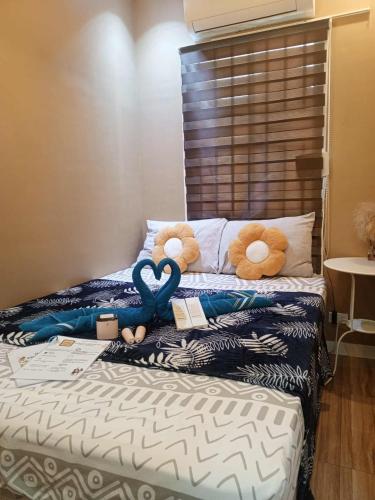 Zwei Stofftiere sitzen auf einem Bett in der Unterkunft Marcus Tiny House - Aesthetic in Cabanatuan City in Bangad