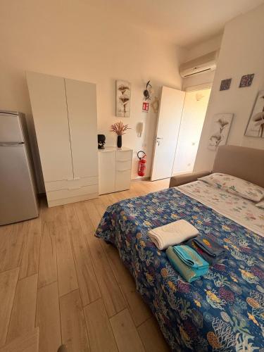 a bedroom with a bed and a wooden floor at La conchiglia in Motta San Giovanni