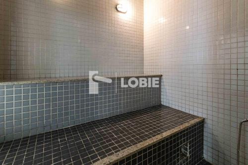 a bathroom with a lbc sign on the wall at Lobie Queen Ipanema in Rio de Janeiro