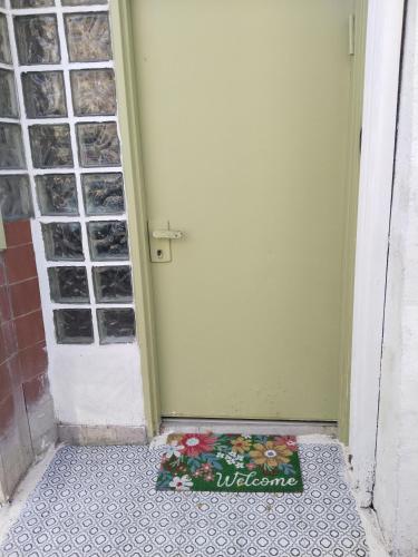 eine Fußmatte auf dem Boden vor einer Tür in der Unterkunft Green gallery in Haifa