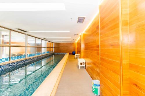 a swimming pool in a building with wooden walls at Vision Hotel em Brasília 08379 in Brasília