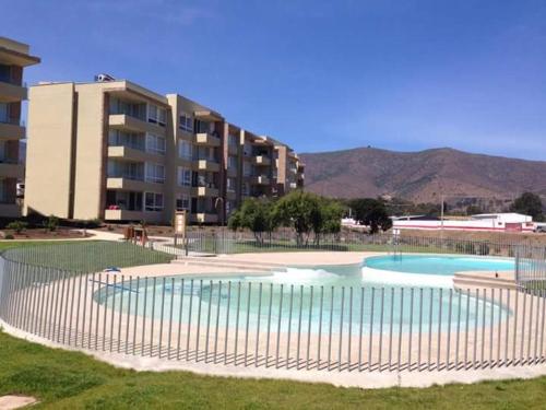 an empty swimming pool in front of a building at Condominio Lomas de Papudo I in Papudo