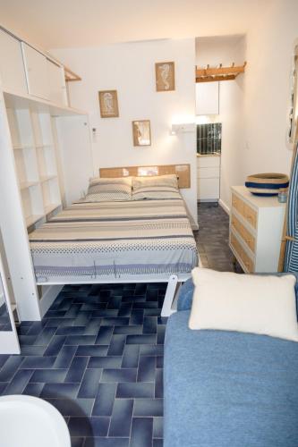 escapade marine, studio rénové avec extèrieur à deux pas de la plage