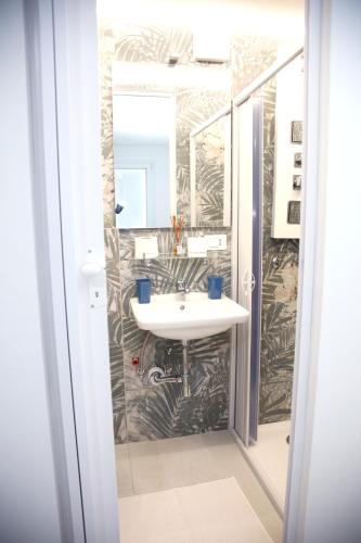 a bathroom with a sink and a mirror at Ama affittacamere in Gleris