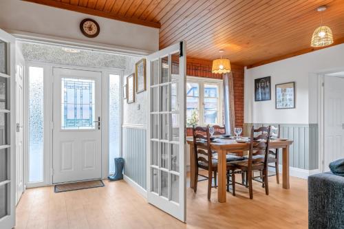 a dining room and kitchen with a table and chairs at Pools Cottages - Warwick Luxury Countryside Near NEC in Kenilworth