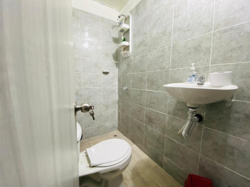a bathroom with a toilet and a sink at Casa Edi Hostal Santa Marta in Santa Marta