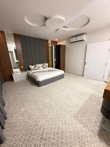 a large bedroom with a bed and a ceiling at شقق كورال الفندقية in Buraydah