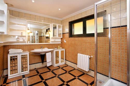 a bathroom with a sink and a shower at Villa Rosal in Oia