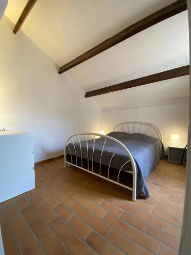 a bedroom with a bed in a room at Azurea in Saint-Cyr-sur-Mer