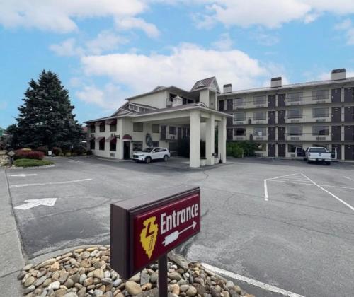 a sign in a parking lot in front of a building at Landmark Inn On The River Sevierville in Sevierville