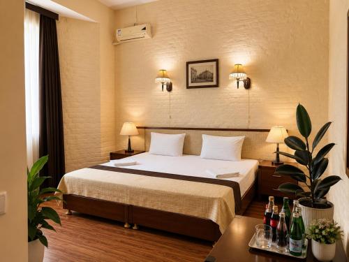 a hotel room with a bed in a room at Retro Palace Residence Tashkent in Toshkent-Passajir Bekati