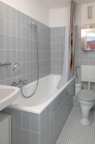 a bathroom with a bath tub and a toilet at Hein Wichtig in Boostedt
