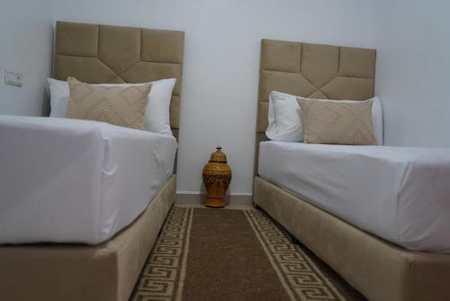 two beds sitting next to each other in a room at Studio MLK in Chefchaouen