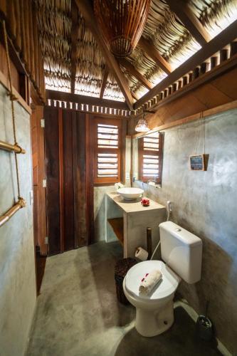 a bathroom with a toilet and a sink at Pousada Casa Suiça in Itarema