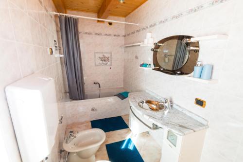 a small bathroom with a sink and a mirror at Casa Bruna Valmalenco, Casa vacanze sopra Caspoggio in Caspoggio