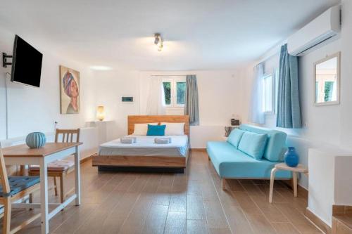 a living room with a couch and a bed at Santa Decca in Áyioi Dhéka