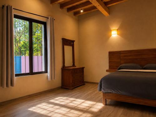 a bedroom with a bed and a window at Suite Privada Nueva Boutique con Entrada Independiente y Acceso Autónomo, A 5 Min del Centro in Pátzcuaro