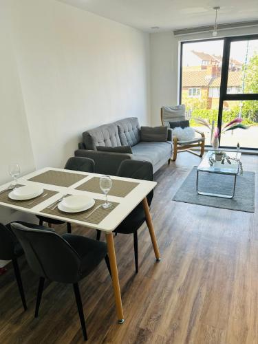 Modern 2BR Sleeps 4 Easy Access to City Centre photo 10