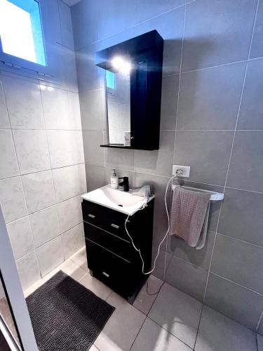 a bathroom with a sink and a mirror at Urbano Alem in Coronel Suárez
