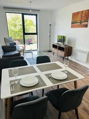 Modern 2BR Sleeps 4 Easy Access to City Centre photo 1