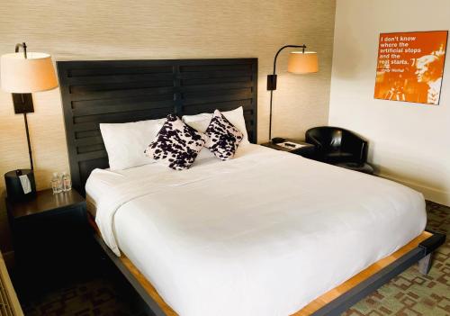 a bedroom with a large white bed with two pillows at Hotel Hi-Ho - Contactless Check-In in Fairfield