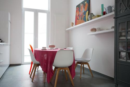 uma sala de jantar com mesa e cadeiras em B&B Villa 36 em Bruxelas