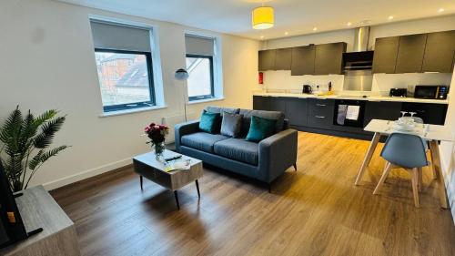 a living room with a couch and a kitchen at Central Old Town 1-Bed Apartment in Swindon