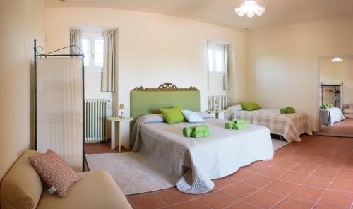 PassiranoにあるLa Cascinettaのベッドルーム1室(緑の枕が付いたベッド2台付)