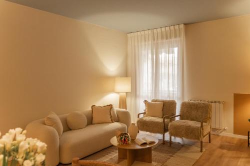 a living room with a couch and two chairs at Liu' casa vacanze in Ortona