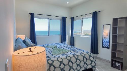 a bedroom with a bed and a table and windows at Casita GEcko in Buenavista