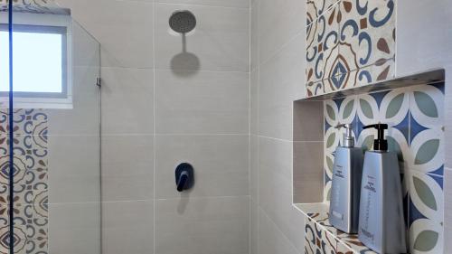 a bathroom with a shower with a glass door at Casita GEcko in Buenavista
