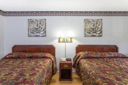 Säng eller sängar i ett rum på Knights Inn Athens
