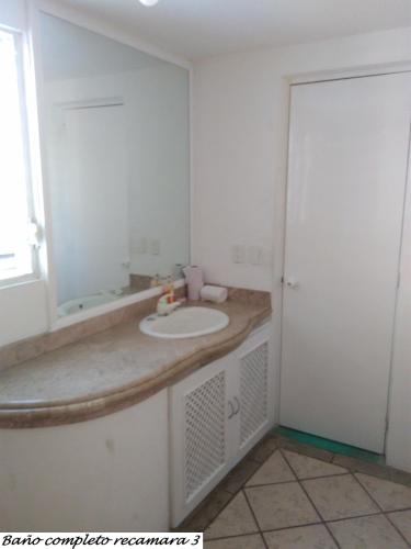 a bathroom with a sink and a mirror at Casa Horizonte Azul Acapulco in Acapulco