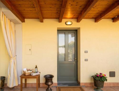 a green door of a house with a wooden ceiling at a casa di LUCA in Capriate San Gervasio