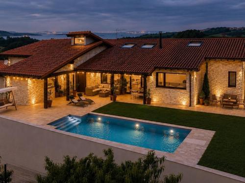 Foto La Carrera, villa moderna con piscina privada en Mogro Cantabria 1