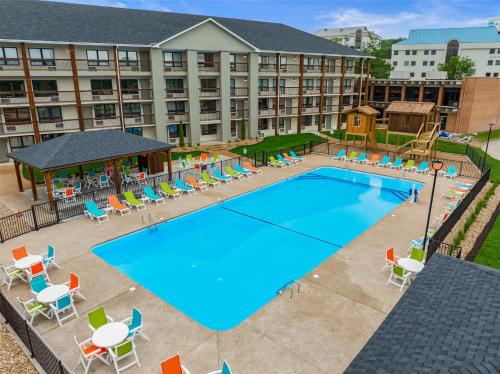 an overhead view of a swimming pool at a hotel at Serene Creek Condo Pool & Gym in Branson
