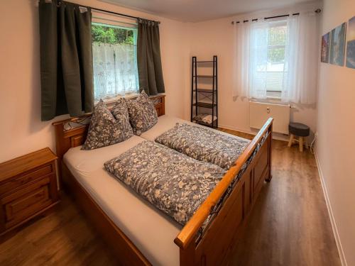 a bedroom with a bed and a window at Ferienwohnung Zur Winkelgasse in Bad Langensalza