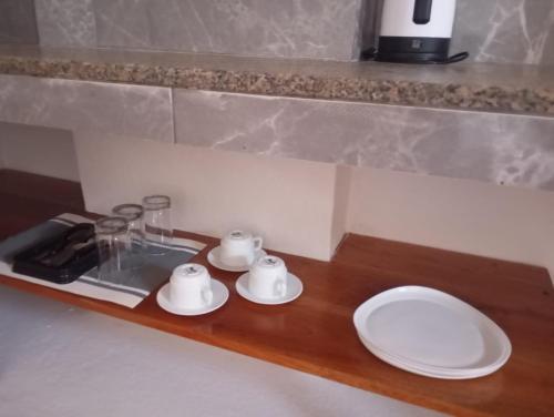 a counter with two cups and a plate on it at Refugio de Daye in Puerto Ayora