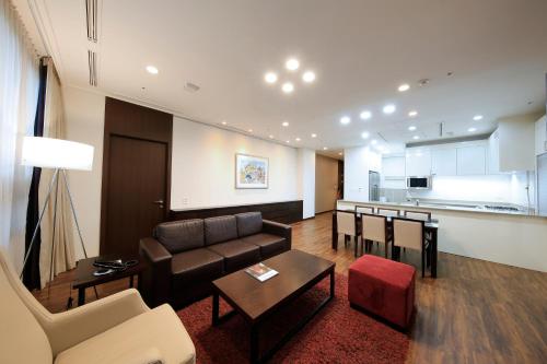 Una cocina o zona de cocina en Orakai Insadong Suites