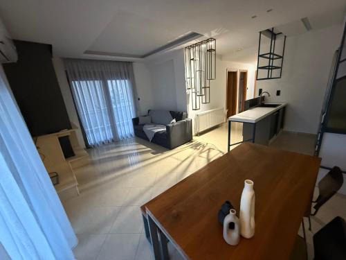 AB Modern Residence 2 Bedroom Apartment with Private Parking