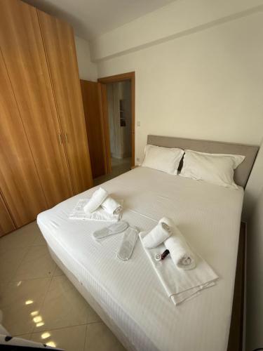 AB Modern Residence 2 Bedroom Apartment with Private Parking