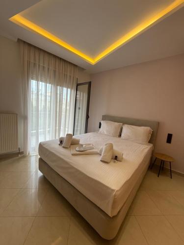 AB Modern Residence 2 Bedroom Apartment with Private Parking