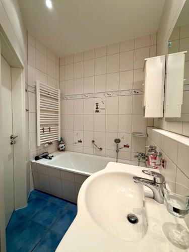 ein Badezimmer mit Waschbecken und Badewanne in der Unterkunft Südwind Apartment Nr 05 - FeWo Usedom, strandnah, Schwimmbad, Sauna, Parkplatz, WLAN, und Balkon in Zempin