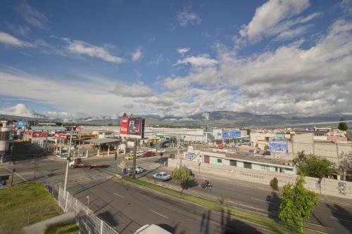 Ansicht einer Stadt mit Straße und Gebäuden in der Unterkunft Hotel Los Alamos in Riobamba