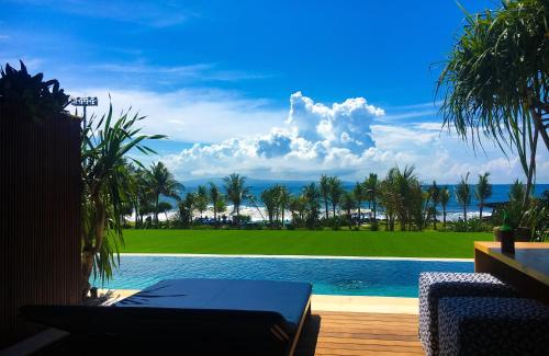 Hotel Komune and Beach Club Bali tesisinde veya buraya yakın yüzme havuzu